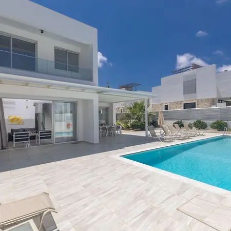 Greco Ccv4- 5-schlafzimmer-villa Mit Privatem Pool In Zentrum By Interhome Nyaraló